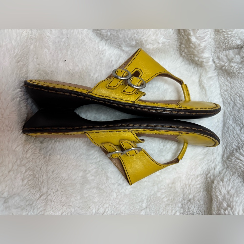 Born Women's Kellen Leather Yellow Buckle Sandals Sz 8 Excellent Condition - Picture 4 of 10